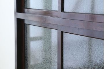 アンティーク家具　☆アンティーク　素敵な雰囲気!古い木の結霜ガラス二段重ね食器棚(収納棚、茶箪笥)