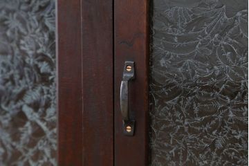 アンティーク家具　☆アンティーク　素敵な雰囲気!古い木の結霜ガラス二段重ね食器棚(収納棚、茶箪笥)