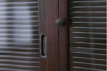 アンティーク家具　アンティーク　古い木のモールガラス収納棚