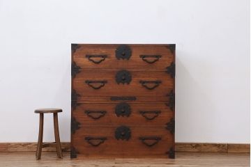 アンティーク家具　☆希少!かわいらしいふくらすずめ金具　重ね時代箪笥