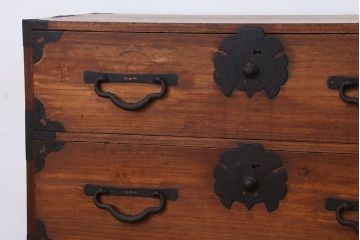 アンティーク家具　☆希少!かわいらしいふくらすずめ金具　重ね時代箪笥