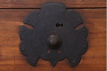 アンティーク家具　☆希少!かわいらしいふくらすずめ金具　重ね時代箪笥