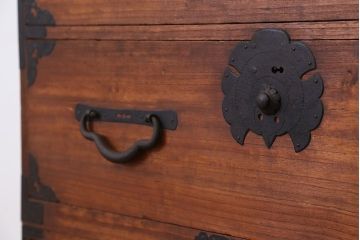 アンティーク家具　☆希少!かわいらしいふくらすずめ金具　重ね時代箪笥