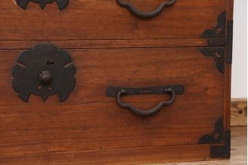 アンティーク家具　☆希少!かわいらしいふくらすずめ金具　重ね時代箪笥