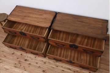 アンティーク家具　☆希少!かわいらしいふくらすずめ金具　重ね時代箪笥