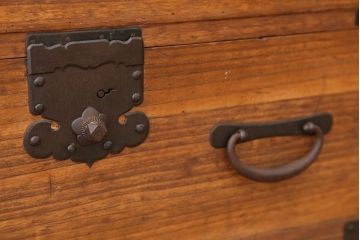 アンティーク家具　古民具・骨董　特別注文造り　総桐!金具の立派な二段重ね帳場箪笥(桐箪笥、桐たんす)