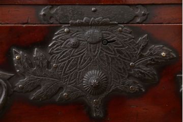 アンティーク家具　古民具・骨董　重厚!分厚い金具の全面ケヤキ特注仙台箪笥(直し有)