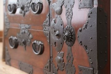アンティーク家具　古民具・骨董　重厚!分厚い金具の全面ケヤキ特注仙台箪笥(直し有)