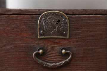 アンティーク家具　アンティーク　高級品!上質な作りの小引き出し(飾り棚、小箪笥)