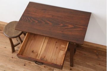 アンティーク家具　アンティーク　古い木の小振りなテーブル(作業台、机)