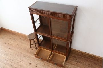 アンティーク家具　アンティーク　素敵なデザイン!古いタバコ屋の三面ガラス　ガラスケース(飾り棚、食器棚)