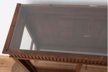 アンティーク家具　アンティーク　素敵なデザイン!古いタバコ屋の三面ガラス　ガラスケース(飾り棚、食器棚)