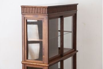 アンティーク家具　アンティーク　素敵なデザイン!古いタバコ屋の三面ガラス　ガラスケース(飾り棚、食器棚)