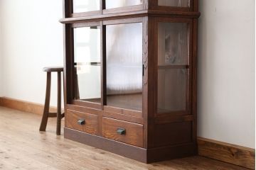 アンティーク家具　アンティーク　素敵なデザイン!古いタバコ屋の三面ガラス　ガラスケース(飾り棚、食器棚)