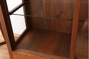 アンティーク家具　アンティーク　素敵なデザイン!古いタバコ屋の三面ガラス　ガラスケース(飾り棚、食器棚)