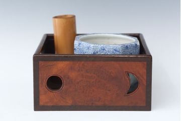 アンティーク雑貨　古民具・骨董　古い唐木・花梨葡萄杢　煙草盆(伊万里火入、カリン材)