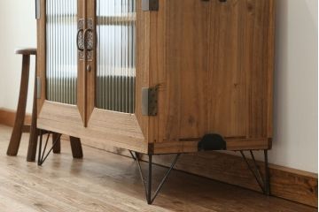 アンティーク家具　アンティーク 古い木味のモールガラス脚付きローボード