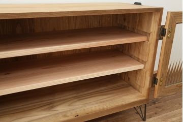 アンティーク家具　アンティーク 古い木味のモールガラス脚付きローボード