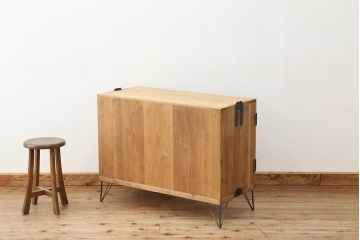 アンティーク家具　アンティーク 古い木味のモールガラス脚付きローボード