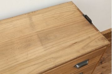 アンティーク雑貨　アンティーク 古い木味のシンプルな脚付きローチェスト(ローボード)