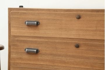 アンティーク雑貨　アンティーク 古い木味のシンプルな脚付きローチェスト(ローボード)