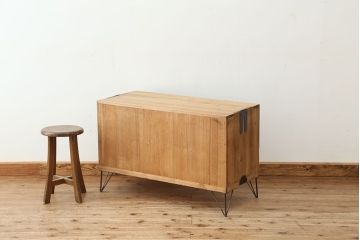 アンティーク家具　アンティーク 素敵なデザイン!古い木味のチェッカーガラスローボード
