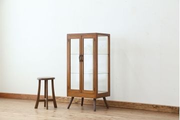 レトロ家具　アンティーク レトロなデザインの縦型脚付き(ガラスケースショーケース)