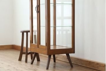 レトロ家具　アンティーク レトロなデザインの縦型脚付き(ガラスケースショーケース)