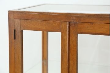 レトロ家具　アンティーク レトロなデザインの縦型脚付き(ガラスケースショーケース)