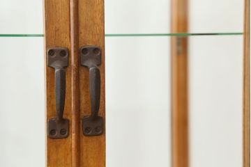 レトロ家具　アンティーク レトロなデザインの縦型脚付き(ガラスケースショーケース)