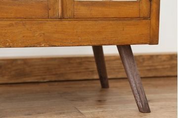 レトロ家具　アンティーク レトロなデザインの縦型脚付き(ガラスケースショーケース)