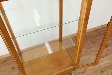 レトロ家具　アンティーク レトロなデザインの縦型脚付き(ガラスケースショーケース)