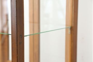 レトロ家具　アンティーク レトロなデザインの縦型脚付き(ガラスケースショーケース)