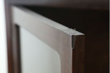 アンティーク家具　素敵なデザイン!古い木のシックなアンティーク本箱(収納棚)