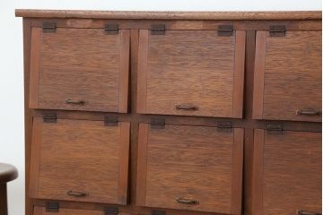 アンティーク家具　アンティーク　脚付きパタパタ下駄箱
