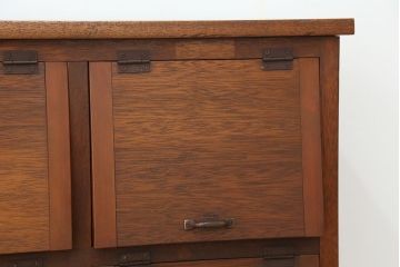 アンティーク家具　アンティーク　脚付きパタパタ下駄箱