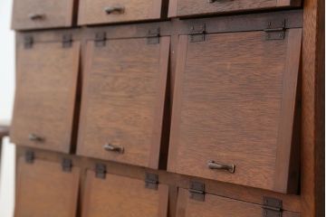 アンティーク家具　アンティーク　脚付きパタパタ下駄箱