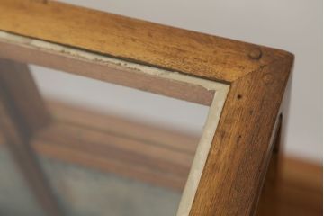 アンティーク家具　アンティーク　素敵なデザイン!古い木の脚付きパタパタガラスケース