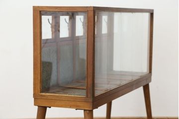 アンティーク家具　アンティーク　素敵なデザイン!古い木の脚付きパタパタガラスケース