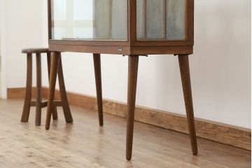 アンティーク家具　アンティーク　素敵なデザイン!古い木の脚付きパタパタガラスケース