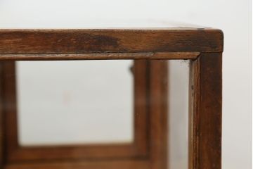 アンティーク家具　アンティーク　素敵なデザイン!古い木の脚付きパタパタガラスケース