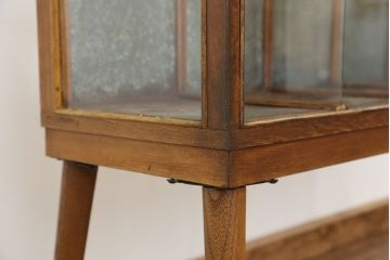 アンティーク家具　アンティーク　素敵なデザイン!古い木の脚付きパタパタガラスケース
