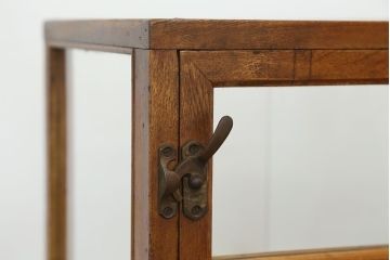 アンティーク家具　アンティーク　素敵なデザイン!古い木の脚付きパタパタガラスケース