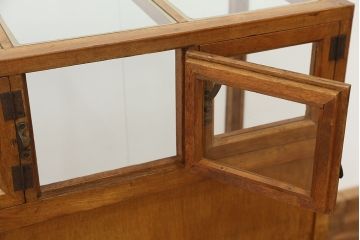 アンティーク家具　アンティーク　素敵なデザイン!古い木の脚付きパタパタガラスケース
