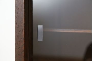 レトロ家具　☆アンティーク　レトロなデザインのモールガラス食器棚