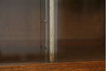 レトロ家具　☆アンティーク　レトロなデザインのモールガラス食器棚