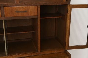 レトロ家具　☆アンティーク　レトロなデザインのモールガラス食器棚