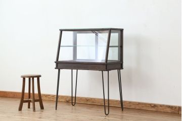 アンティーク家具　アンティーク 古いタバコ屋のシックな脚付きガラスケース(台形)