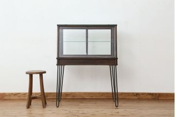 アンティーク家具　アンティーク 古いタバコ屋のシックな脚付きガラスケース(台形)