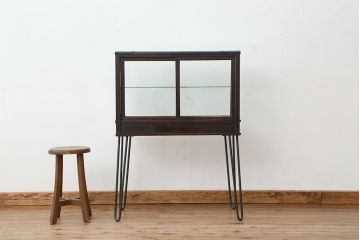 アンティーク家具　アンティーク 古いタバコ屋のシックな脚付きガラスケース(台形)